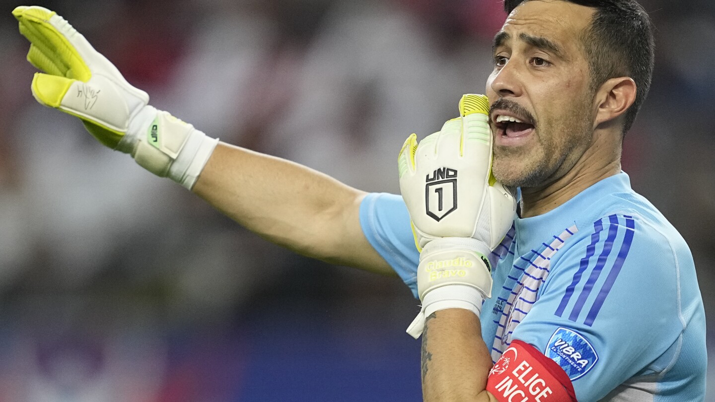 El portero chileno Claudio Bravo se retira del fútbol a los 41 años