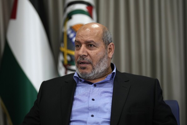Khalil al-Hayya, un alto funcionario de Hamás que ha representado al grupo miliciano palestino en negociaciones para un acuerdo de cese del fuego e intercambio de rehenes, habla durante una entrevista con The Associated Press, el miércoles 24 de abril de 2024, en Estambul, Turquía. (AP Foto/Khalil Hamra)