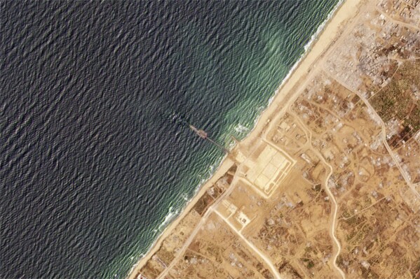 Αυτή η δορυφορική εικόνα από το Planet Labs PBC δείχνει μια αποβάθρα που εγκαταστάθηκε από τον αμερικανικό στρατό στη Λωρίδα της Γάζας την Πέμπτη, 16 Μαΐου 2024. (Planet Labs PBC μέσω AP)
