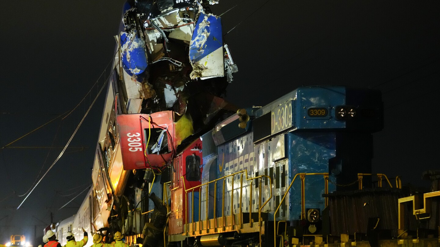 Al menos 2 muertos y 9 heridos en colisión de trenes en Chile