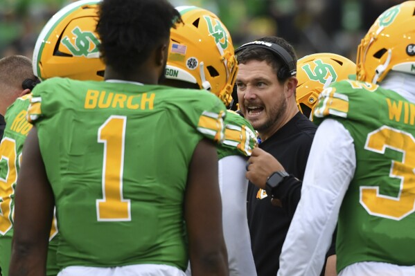 Oregon head coach Dan Lanning talks with his defense as they play against Washington State during the first half of an NCAA college football game Saturday, Oct. 21, 2023, in Eugene, Ore. (AP Photo/Andy Nelson)