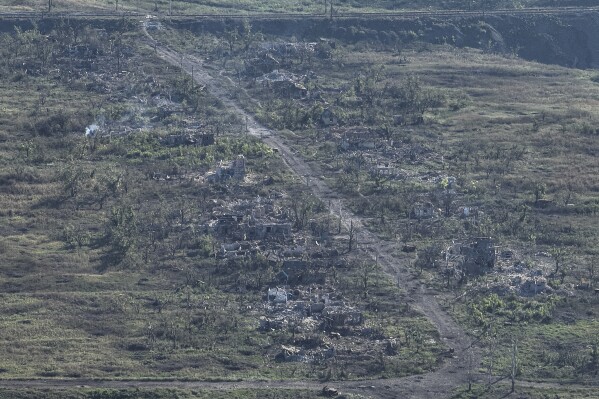 Hình ảnh đó được chụp từ máy bay không người lái vào thứ Tư, ngày 6 tháng 9 năm 2023. Những ngôi nhà được nhìn thấy bị phá hủy trong cuộc giao tranh giữa các lực lượng vũ trang Nga và Ukraine được nhìn thấy ở Andriivka, vùng Donetsk, Ukraine. (Ảnh AP/Evgeniy Maloletka)