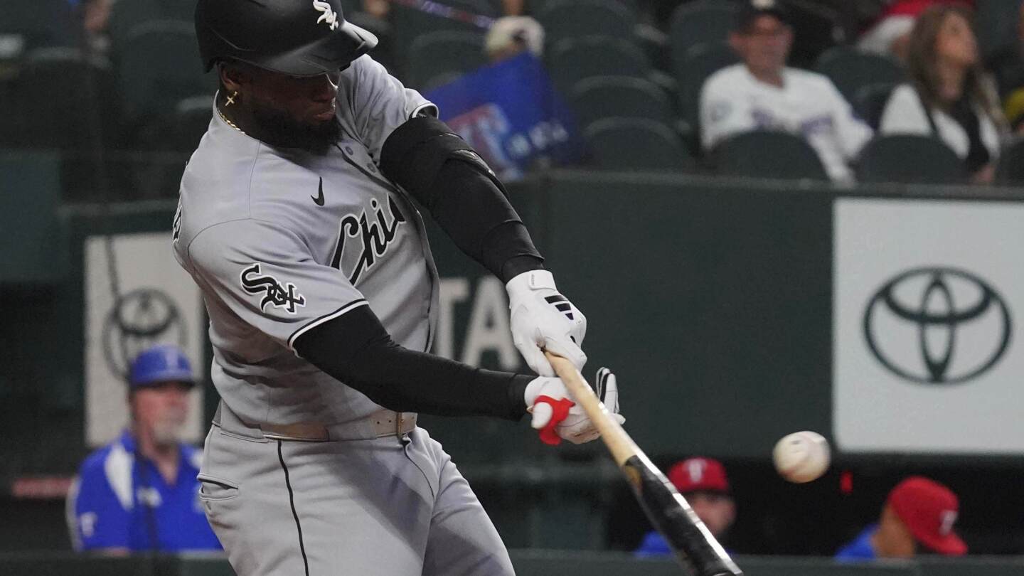 Luis Robert Jr. Plays After Initial Thumb Injury Scratch