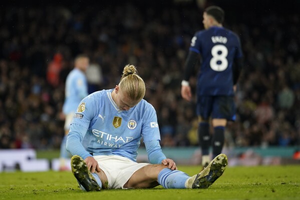 Man City loses ground in EPL title race after home draw with Chelsea | AP  News