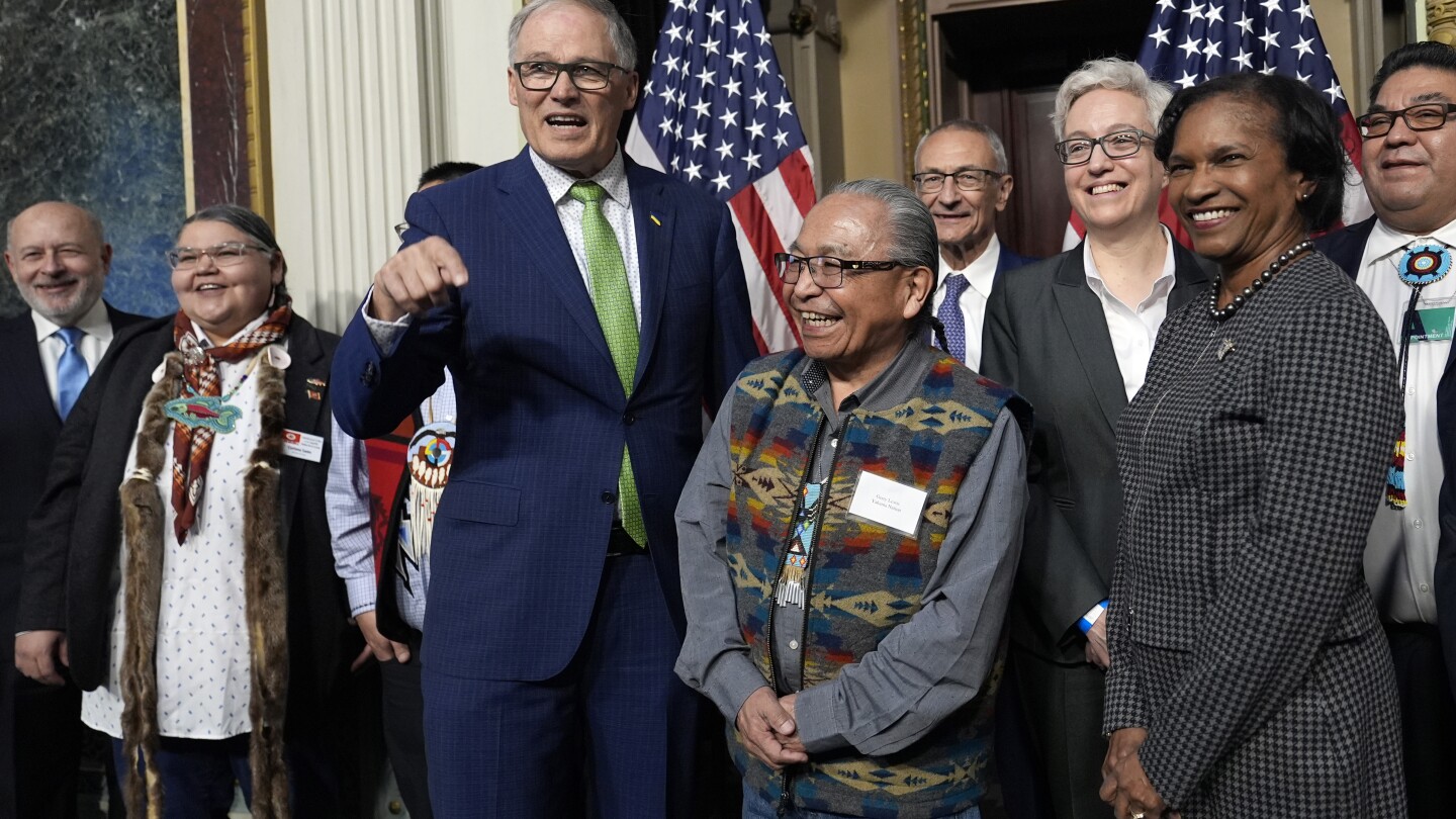 Белият дом, племенните лидери приветстват „историческо“ споразумение за възстановяване на запасите за сьомга в северозападната част на Тихия океан