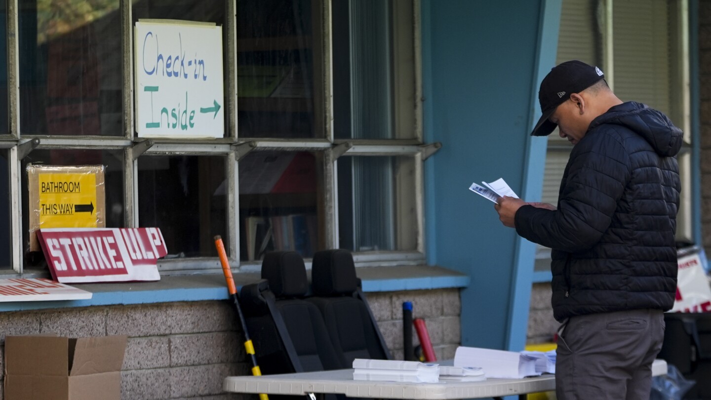 Boeing machinists hang contract vote that would finish their 7-week strike