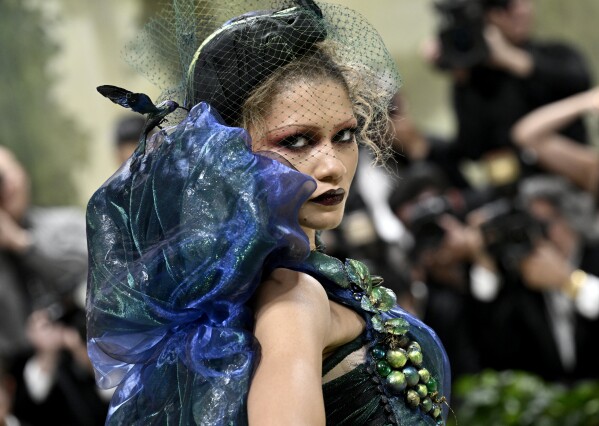 Zendaya participa de uma gala beneficente do Costume Institute do Metropolitan Museum of Art para comemorar a inauguração "Bela Adormecida: O Despertar da Moda" Exposição na segunda-feira, 6 de maio de 2024, em Nova York.  (Foto de Evan Agostini/Invision/AP)