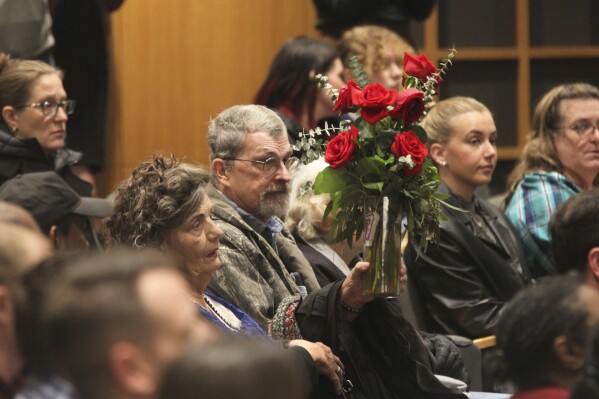 Retired, Cala Lee, a nurse professor at Wichita State University, to show her support to the family of a fatal clash between passenger aircraft and Army helicopters that occurred on Thursday, January 30. It holds a red rose vase. In 2025, an airline passenger service began all night in Wichita, Kansas. (AP photo/John Hanna)