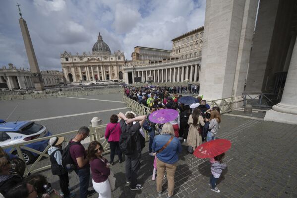 People wait in line in St. Peter's Square to view Pope Francis lying in state inside St. Peter's Basilica, at the Vatican, Thursday, April 24, 2025. (AP Photo/Alessandra Tarantino)