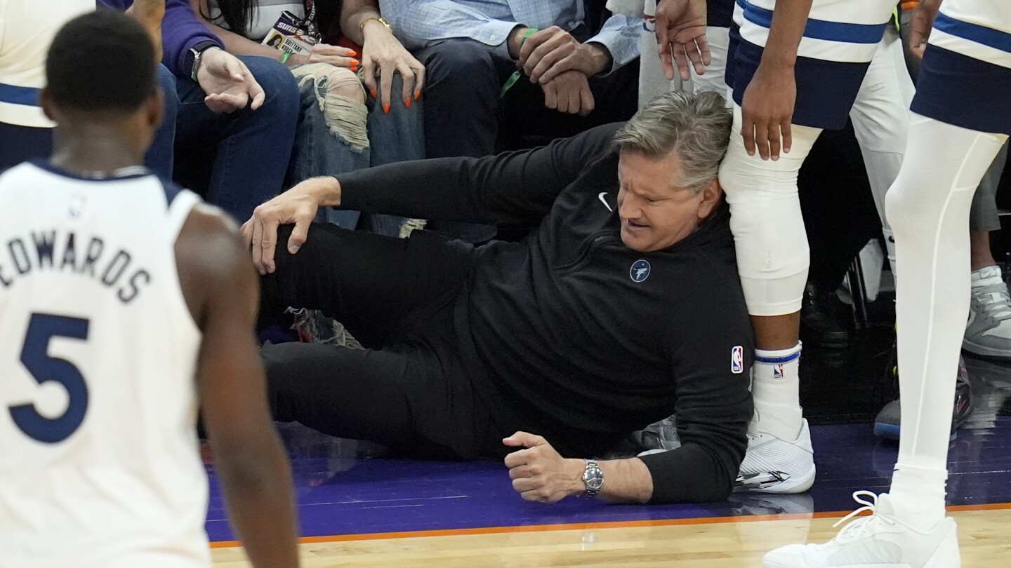 Timberwolves-Trainer Chris Finch riss sich nach einem Zusammenstoß mit dem Spieler die Patellasehne im rechten Knie.