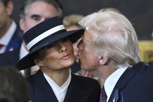 Melania Trump con su sombrero