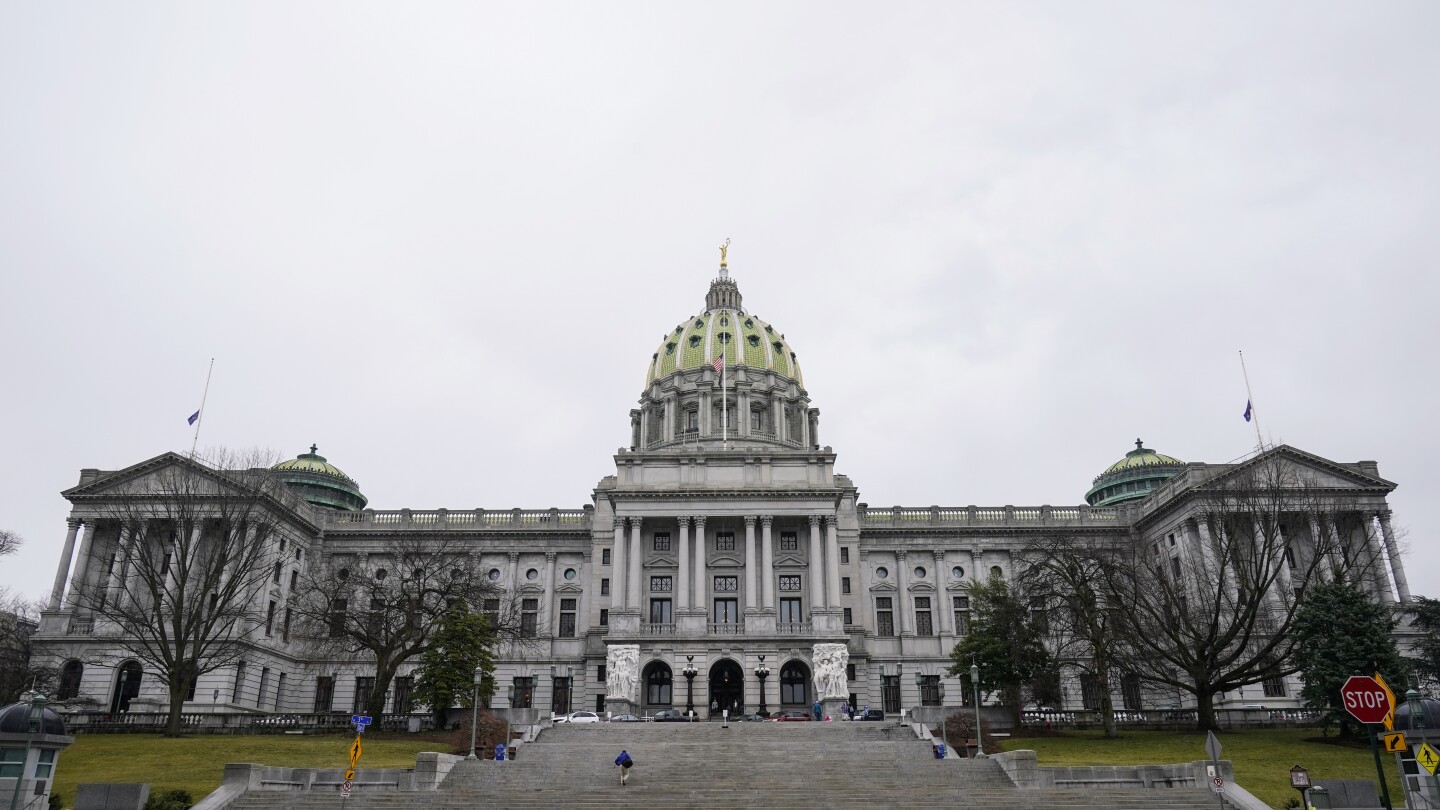 Програмата за избор на училище в Пенсилвания е критикувана като „дискриминационна“, докато законодателите се връщат към сесията