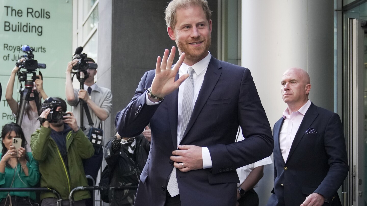 Pangeran Harry memenangkan gugatan peretasan telepon terhadap penerbit tabloid Inggris, menerima kompensasi £140.000