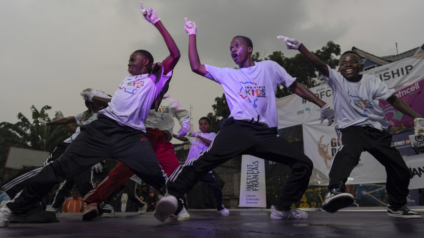 СНИМКИ AP: В дух на постоянство, артисти се стичат на най-големия танцов фестивал в Конго