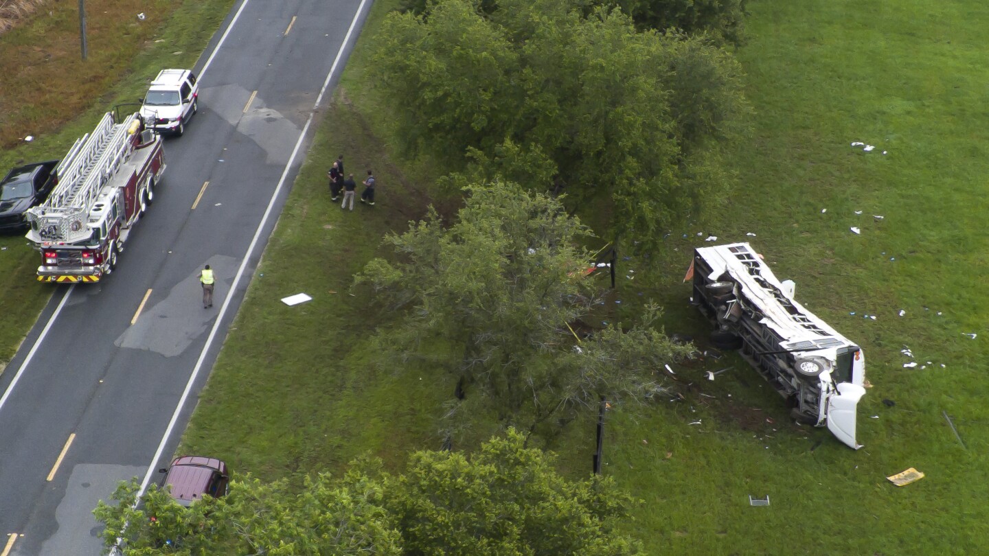 Мексикански граждани пътуваха за работа във ферма във Флорида, когато пикап удари автобуса им, убивайки 8