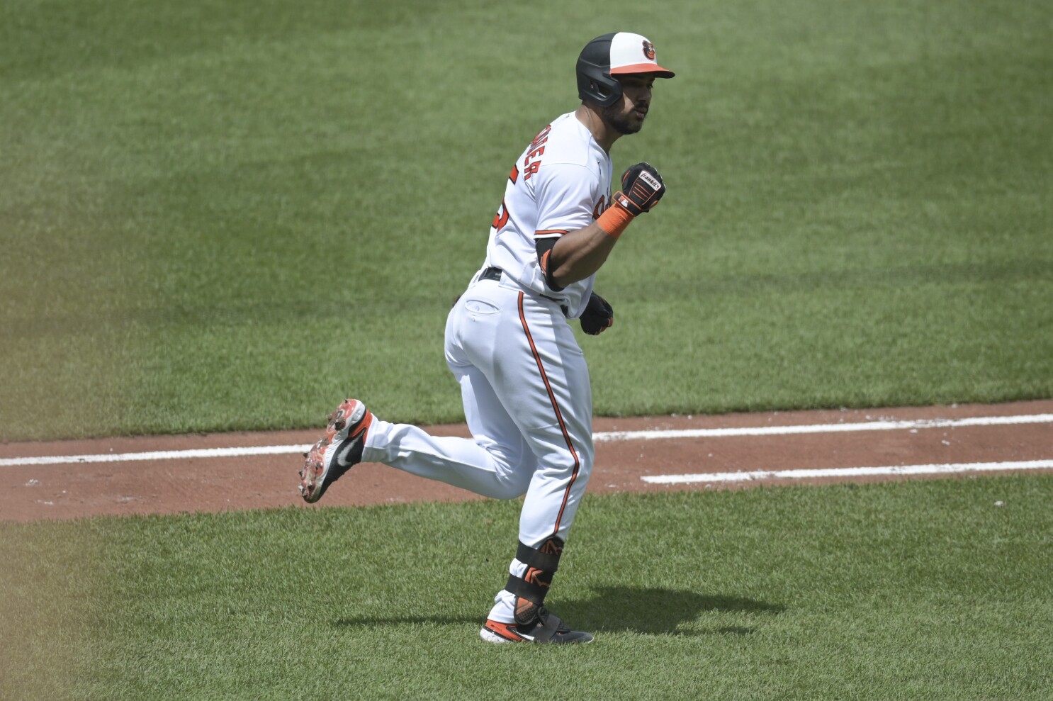 Orioles edge Rangers on Mateo's walk-off hit by pitch