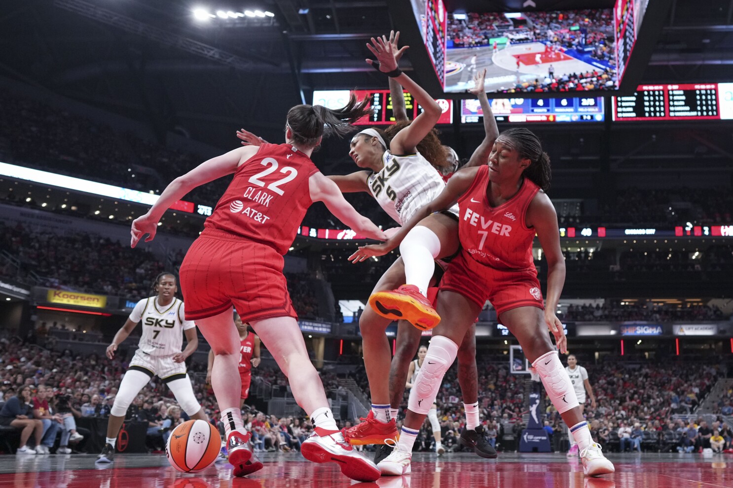 With record crowd watching, Sky get blown out by Fever at United Center