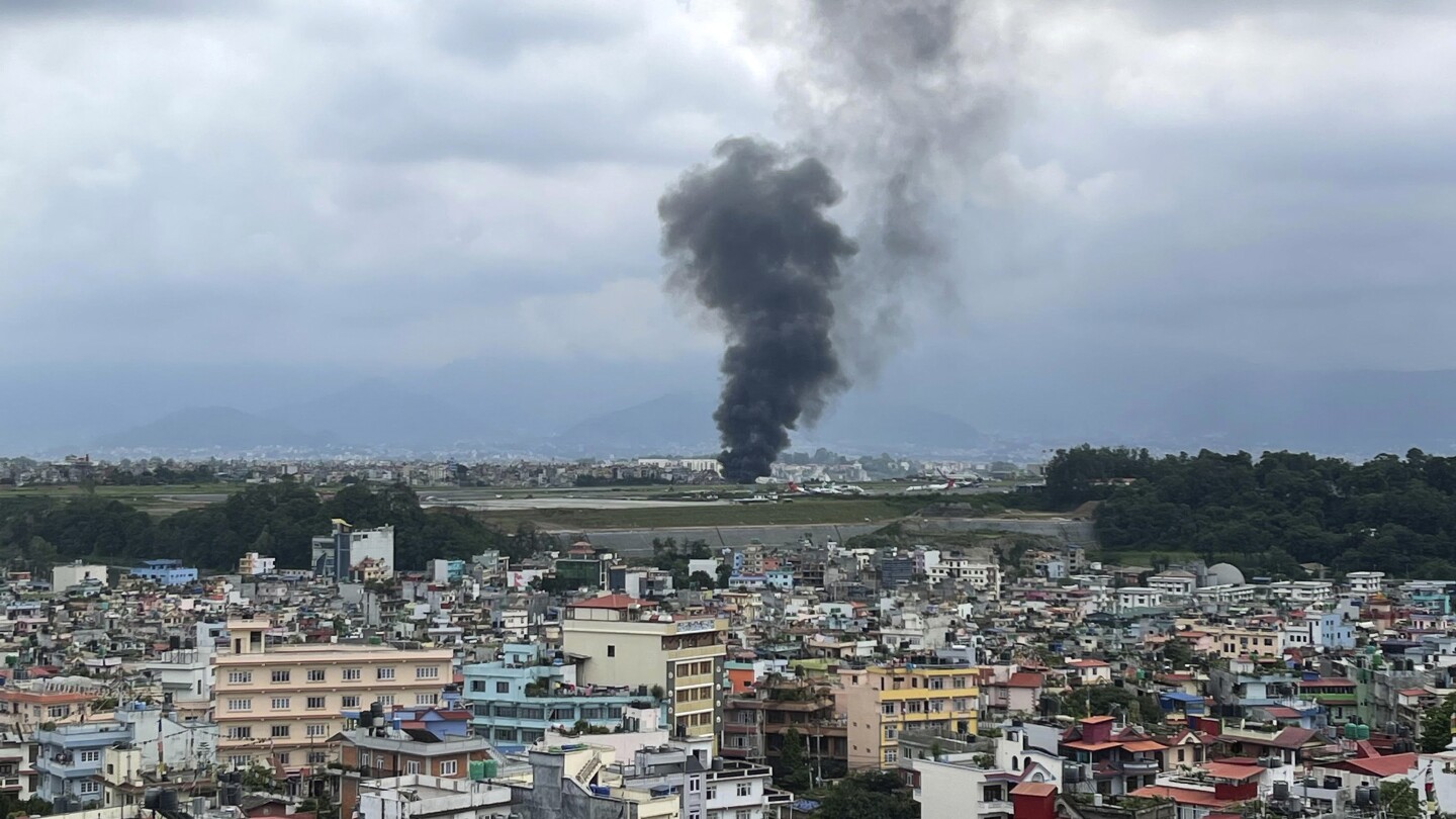 Máy bay rơi khi cất cánh ở Nepal, 18 người thiệt mạng, phi công sống sót