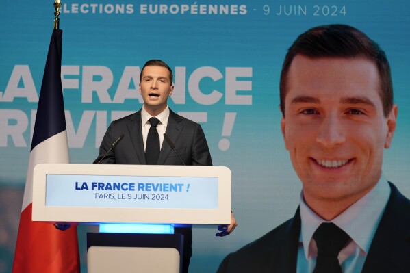 O candidato francês do partido de extrema direita Reunião Nacional, Jordan Bardella, faz um discurso na sede do partido na noite da eleição, domingo, 9 de junho de 2024, em Paris.  Os primeiros resultados esperados em França colocam o partido de extrema-direita Reunião Nacional numa liderança significativa nas eleições para a União Europeia, de acordo com institutos de sondagem franceses.  (Foto AP/Louis Joly)