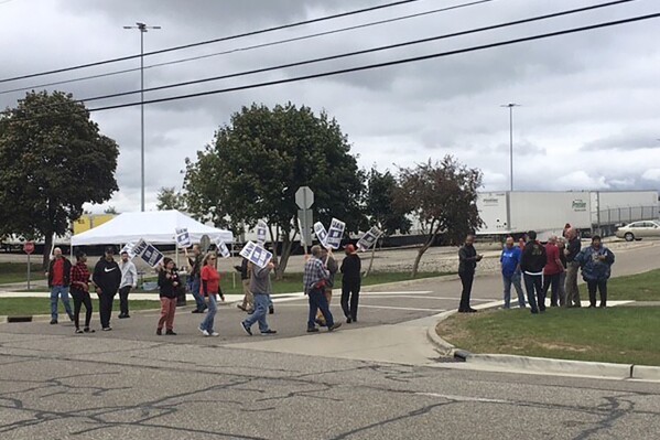 Sindicalistas de United Auto Workers protestan frente a una fábrica en Swartz Creek, Michigan, el 26 de septiembre de 2023. (Roberto Acosta/The Flint Journal via AP)