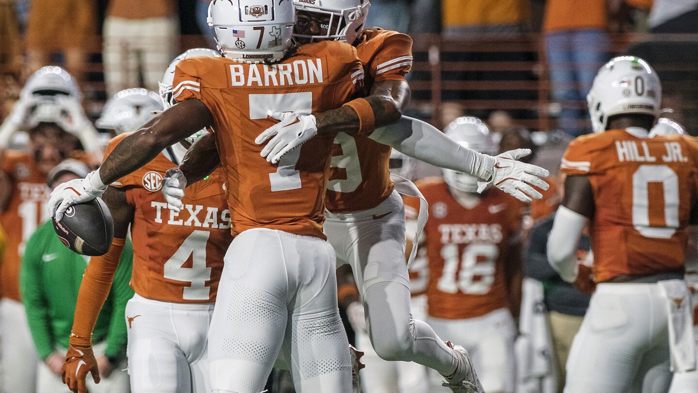 De Texas TD wordt gespeeld tegen de Georgia 2 nadat de eerste onderschepping is weggevaagd door strafschoppen en afval op het veld