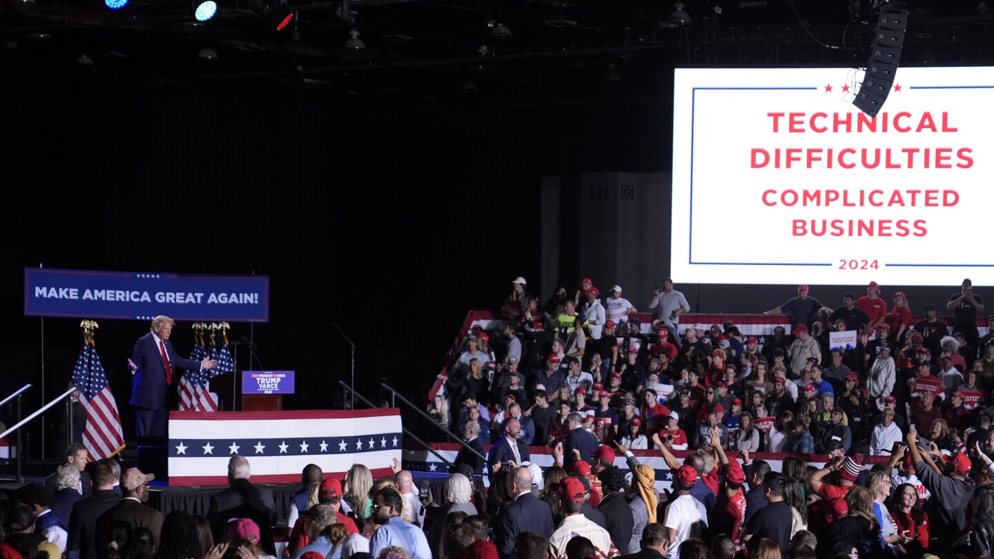 A microphone failure interrupts Trump’s rally for nearly 20 minutes