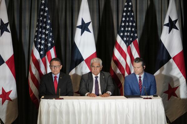Bộ trưởng An ninh Panama Frank Abrego, bên trái, Bộ trưởng Quốc phòng Hoa Kỳ Pete Hegseth, giữa, và Tổng thống Panama Jose Raul Mulino tham dự lễ ký kết tại Thành phố Panama, thứ Tư, ngày 9 tháng 4 năm 2025. (Ảnh AP/Matias Delacroix)