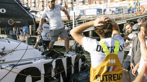 Dieser von The Ocean Race zur Verfügung gestellte Leitfaden zeigt das beschädigte Boot des 11th Hour Racing-Teams bei der Rückkehr nach Den Haag in den Niederlanden, nachdem es während der Segelweltmeisterschaft über Dänemark am Donnerstag, dem 20. Juni, von der Kayot-Umgebung entbeint wurde.