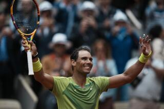 Rafael Nadal celebra tras derrotar a Jordan Thompson en la primera ronda del Abierto de Francia, el lunes 23 de mayo de 2022. (AP Foto/Thibault Camus)