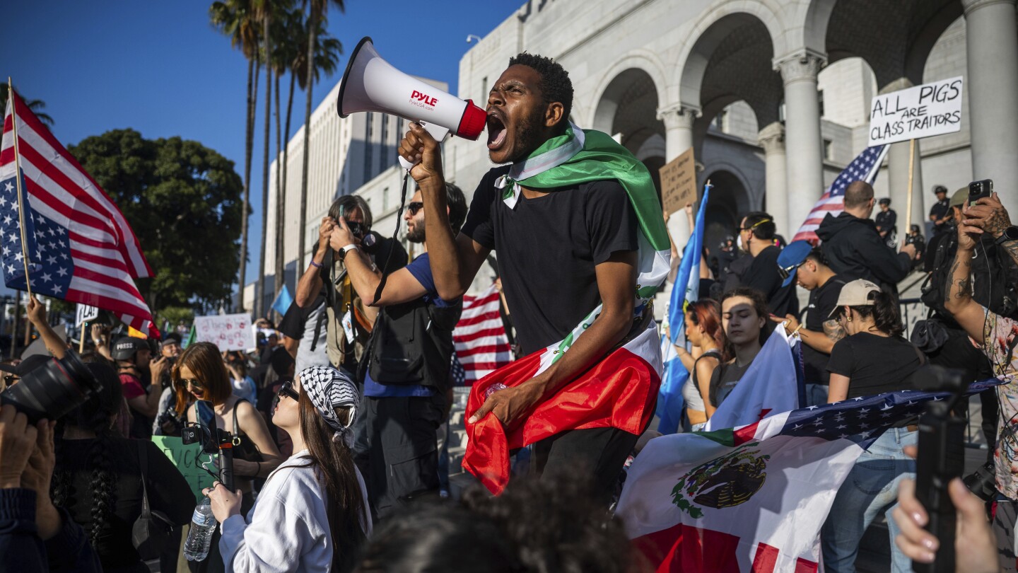 El uso de tropas para redadas migratorias por el gobierno de Trump enfrenta desafío en la corte