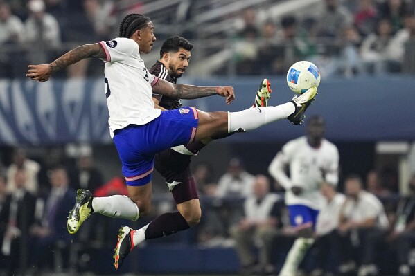United States defender Chris Richards, left, reaches for the ball in front of Mexico forward Henry Martin during the second half of a CONCACAF Nations League final soccer match, Sunday, March 24, 2024, in Arlington, Texas. (AP Photo/Tony Gutierrez )