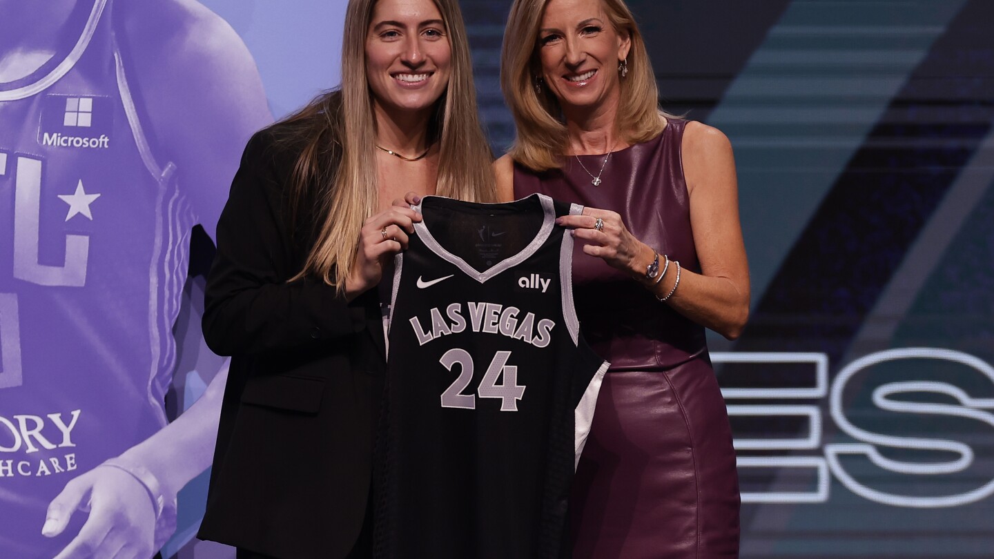 Кейт Мартин присъства на драфта на WNBA, за да подкрепи Кейтлин Кларк, беше избрана от Лас Вегас във втория кръг