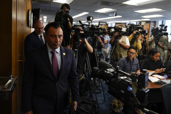 El fiscal federal Martín Estrada (izquierda) llega a una conferencia de prensa donde anunció los cargos contra el exintérprete de Shohei Ohtani, astro de los Dodgers de Los Ángeles, el jueves 11 de abril de 2024 (AP Foto/Ryan Sun)
