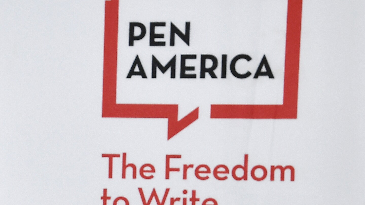 Няколко писатели отказаха признание от PEN America в знак на протест срещу позицията му за война между Израел и Хамас