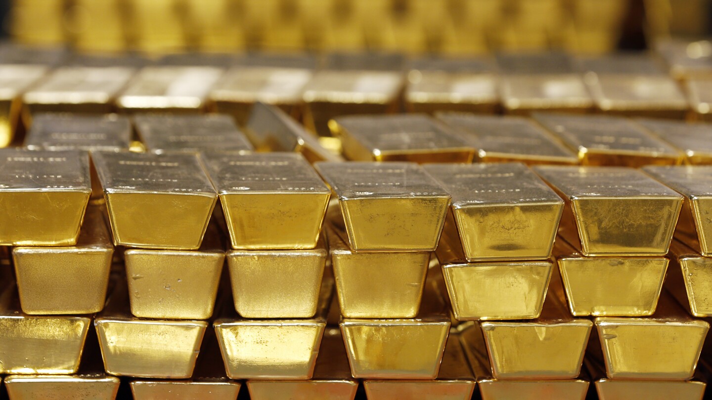 Gold soars to a brand new top as financial uncertainty deepens. Here is what to understand