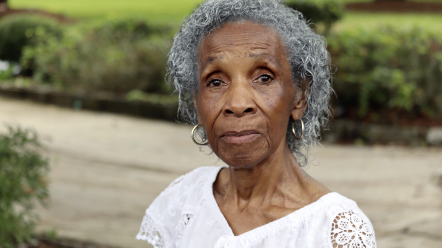 94-годишна жена, която привлече вниманието на цялата страна, защото отблъскваше разработчиците в нейната островна общност, почина