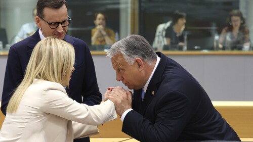 Premier Węgier Viktor Orban (po prawej) rozmawia z premierem Włoch Giorgią Meloni (w środku) i premierem Polski Mateuszem Morawieckim (po lewej) podczas okrągłego stołu na szczycie UE w Brukseli, czwartek, 29 czerwca 2023 r. Europejscy przywódcy spotykają się na dwudniowej jednodniowy szczyt poświęcony Ukrainie, migracji i gospodarce.  (AP Photo/Geert Vanden Wijngaert)