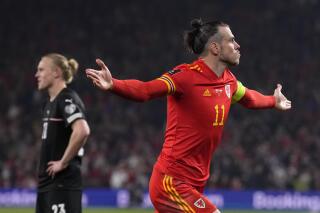 Gareth Bale festeja su segundo gol en el partido que Gales le ganó 2-1 a Austria, con dos tantos suyos, por los repechajes europeos de las eliminatorias de la Copa Mundial el 24 de marzo del 2022 en Cardiff (Gales). (AP Photo/Matt Dunham)