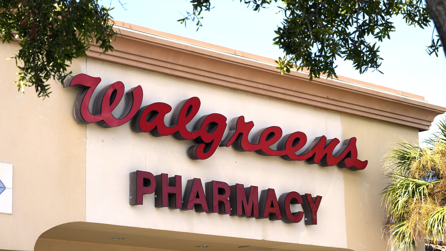 Закъсалата верига дрогерии Walgreens ще получи около 1,1 милиарда долара