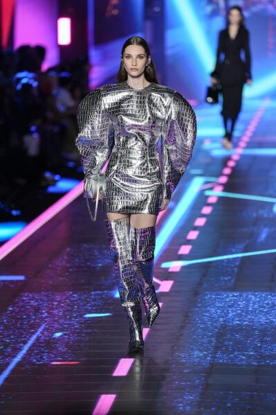 Versace presented Fall-Winter 2022/2023 collectıon ın Mılan