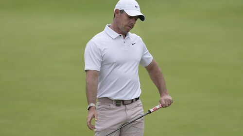 Rory McIlroy, d'Irlande du Nord, réagit sur le 18e green lors de la troisième journée des championnats de golf de l'Open britannique au Royal Liverpool Golf Club à Hoylake, en Angleterre, le samedi 22 juillet 2023. (AP Photo/Kin Cheung)