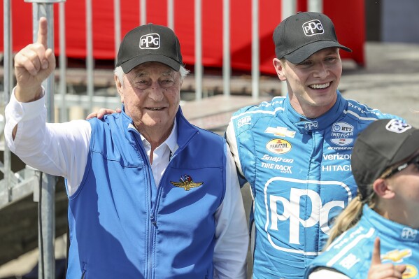 El piloto estadounidense del Team Penske Josef Newgarden (derecha) celebra su victoria con el propietario del equipo Roger Penske, luego del Gran Premio de IndyCar en el autódromo San Petersburgo, el domingo 10 de marzo, en San Petersburgo, Florida. (AP Foto/Mike Carlson)