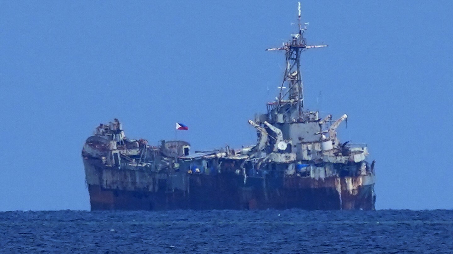 Филипинските власти казват, че китайските сили са заловили 2 военноморски лодки в спорна плитчина, ранявайки моряци