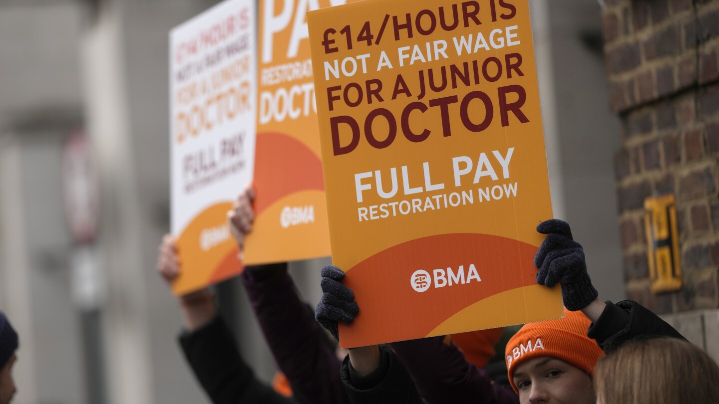 Лекарите в Англия започват 3-дневна стачка срещу заплащането в натовареното време на годината в Националната здравна служба