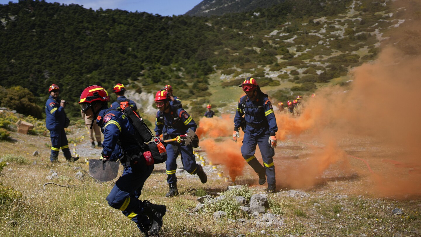КРИО ПИГАДИ Гърция AP — Преминавайки над километри хълмове почернели