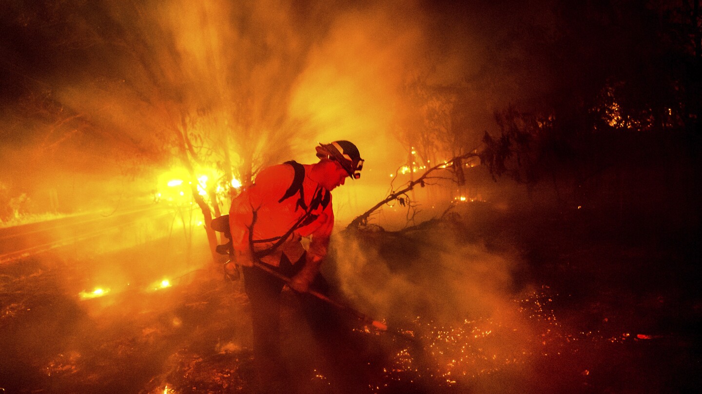 ЛОС АНДЖЕЛИС AP — Големи нови горски пожари предизвикаха пожарникарите