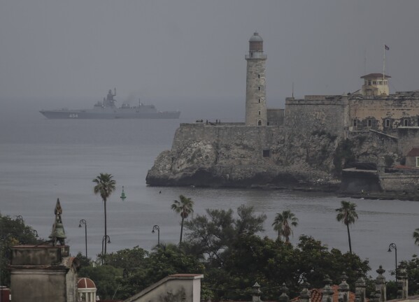 ロシア海軍ゴルシュコフのフリゲート艦が2024年6月12日水曜日、キューバハバナ港に到着しました。 ロシアの戦艦艦隊がカリブ海で計画された軍事訓練に先立ち、水曜日にキューバ海域に到着しました。  （AP写真/アリエルレイ）