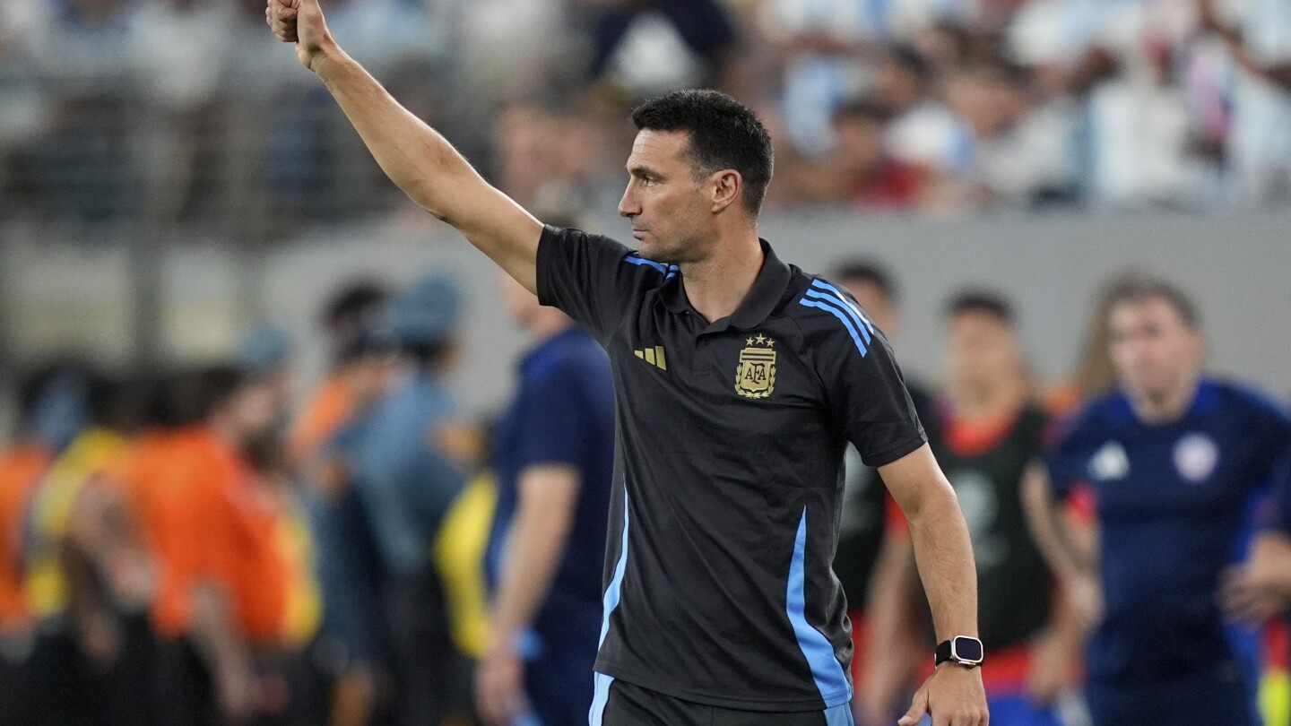 Argentina coach Scaloni suspended from Copa America match vs. Peru for being repeatedly late