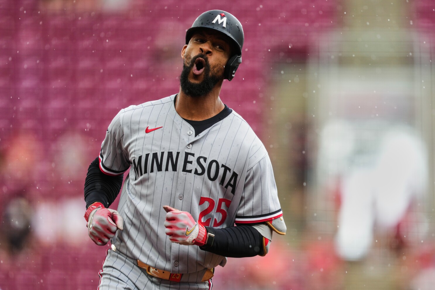 Buxton powers Twins past Reds to stop 6-game slide