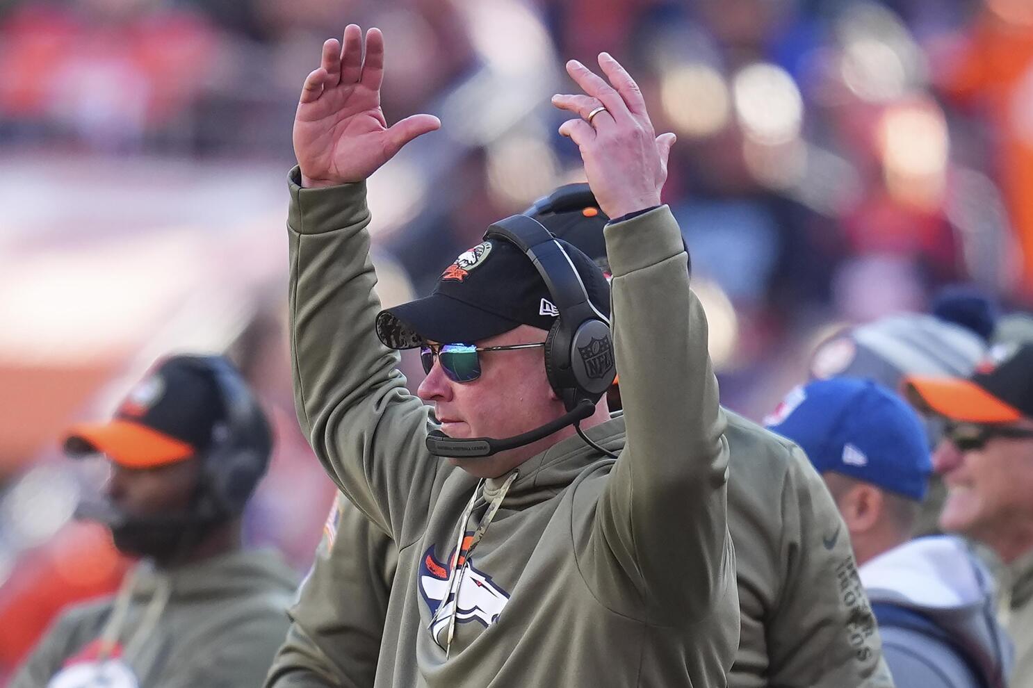 AP source: Hackett hands off Broncos' play-calling duties